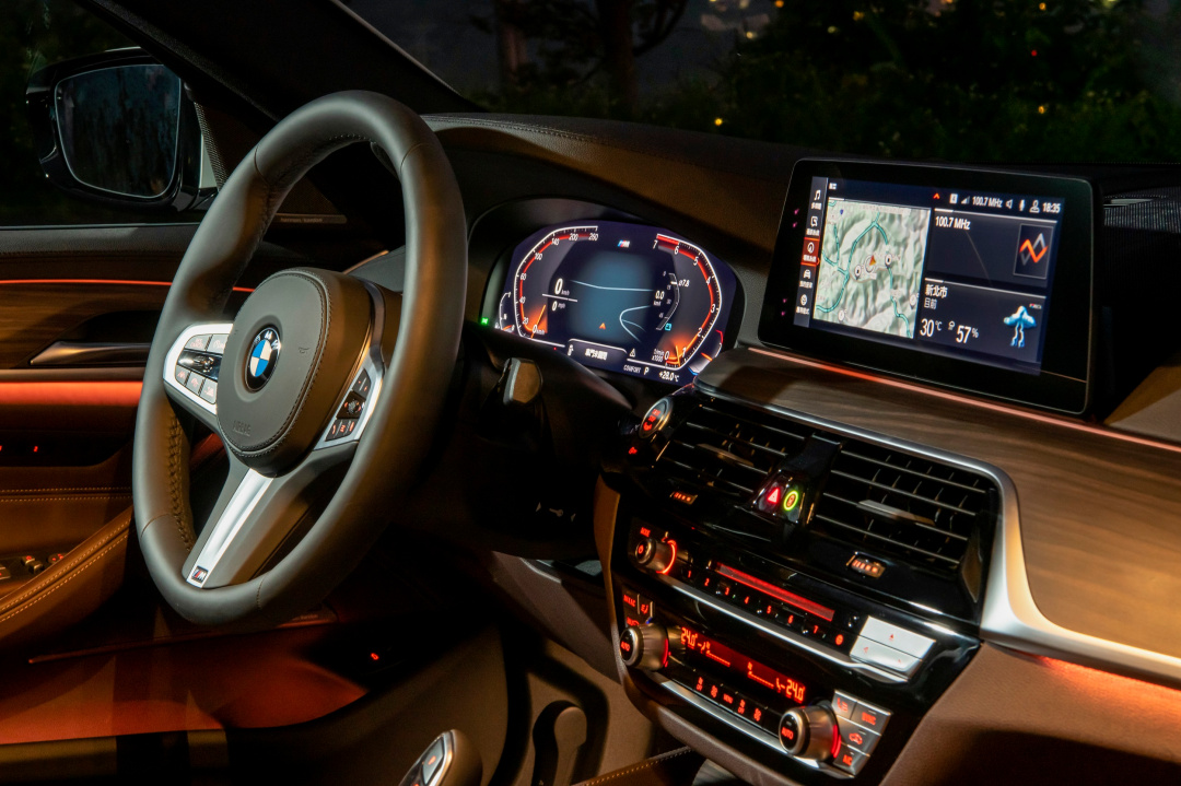 SMALL_[新聞照片二] 全新BMW 5系列白金旗艦版全面升級iDrive7.0全數位虛擬座艙含智能衛星導航系統，整合12.3吋虛擬數位儀錶與10.25吋中控觸控螢幕